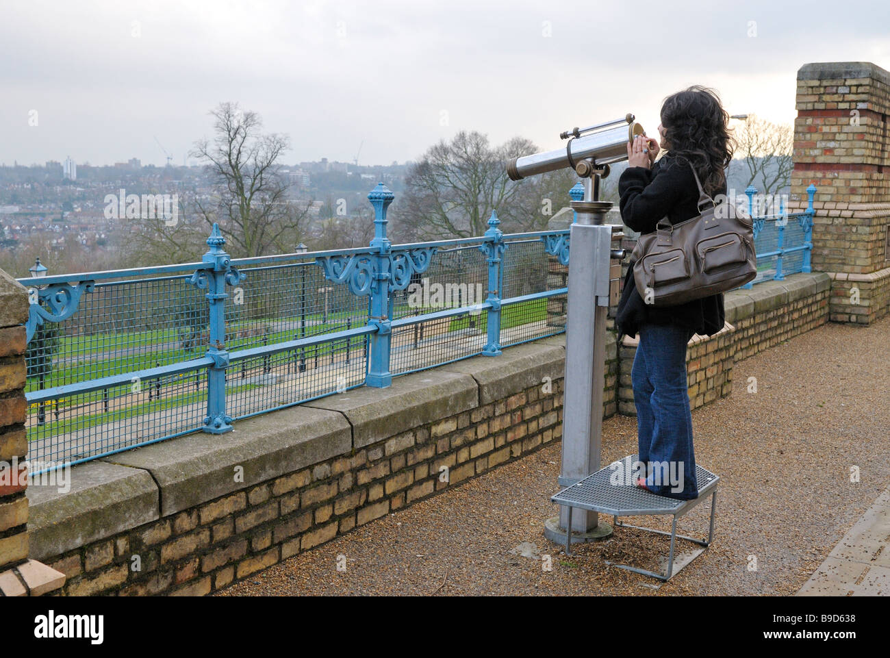 Utilizzando turistica a gettone telescopio cercando su Londra da Alexandra Palace Foto Stock