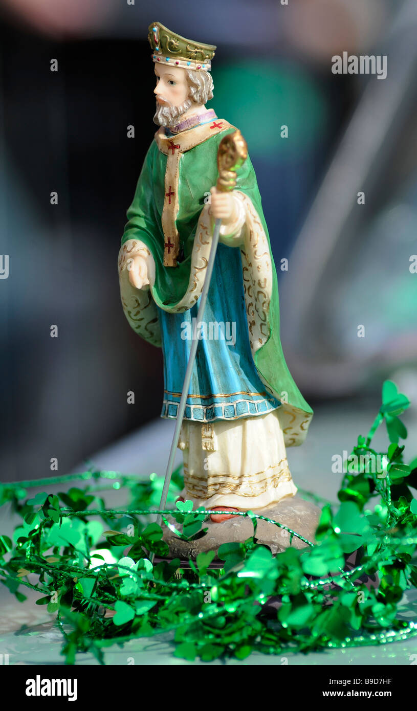 Birmingham San Patrizio Parade, Digbeth, Birmingham, Inghilterra, Regno Unito. La figura di San Patrizio su una vettura del cofano. Foto Stock