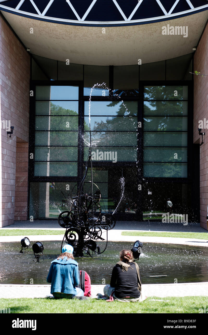 Schwimmwasserplastik fontana nel giardino del Museo Jean Tinguely di Basilea il Cantone di Basilea città svizzera Foto Stock