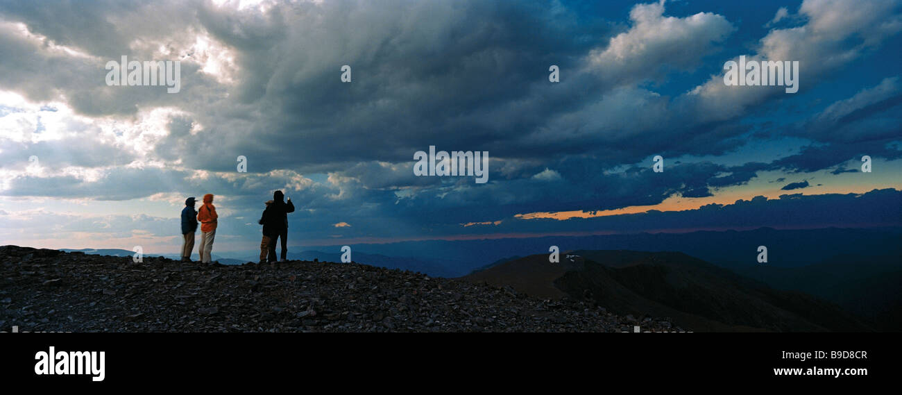 Gruppo di turisti a guardare le eclissi solare sulla sommità del Karatyurek Pass. Il 1 agosto 2008. Montagne di Altai, Siberia, Russia Foto Stock