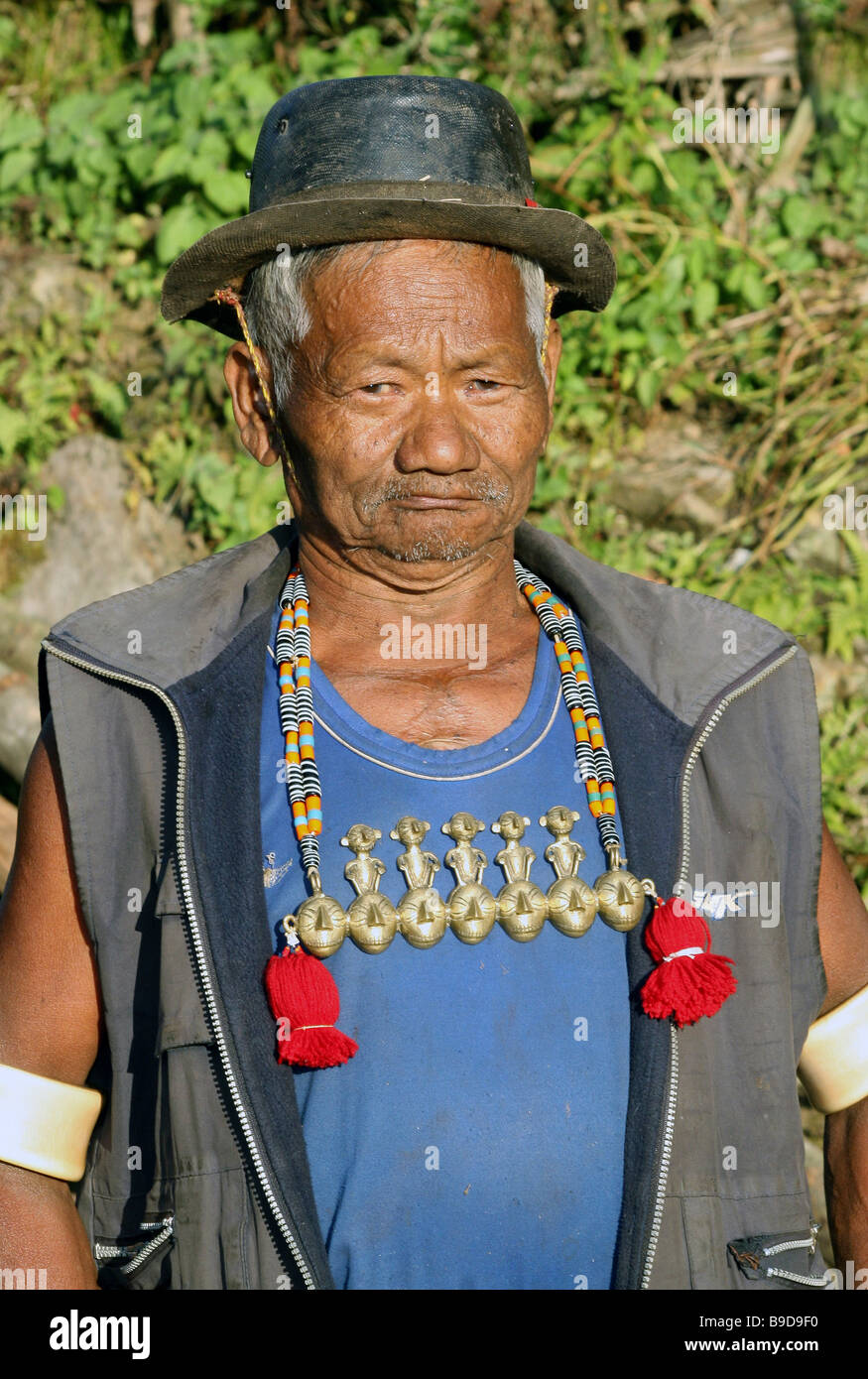 Konyak Naga Tribe Uomo indossando il tradizionale collana in ottone Foto Stock