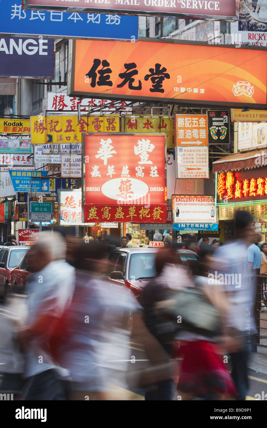 Le persone che attraversano le strada Hankow Road, Tsim Sha Tsui, Kowloon Hong Kong Foto Stock