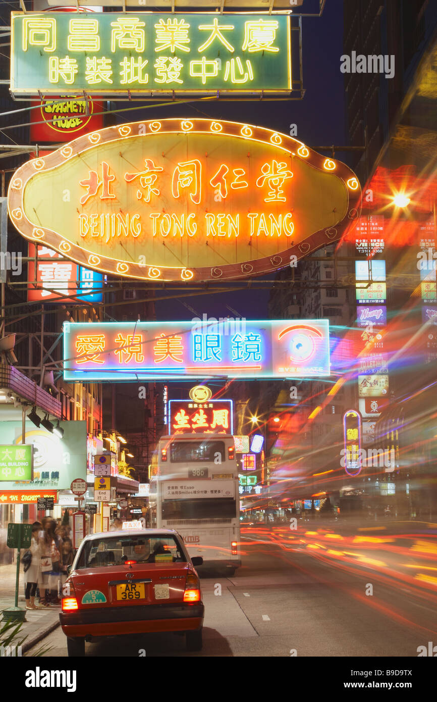 Il traffico si muove lungo la Nathan Road, Giordania, Kowloon, Hong Kong Foto Stock