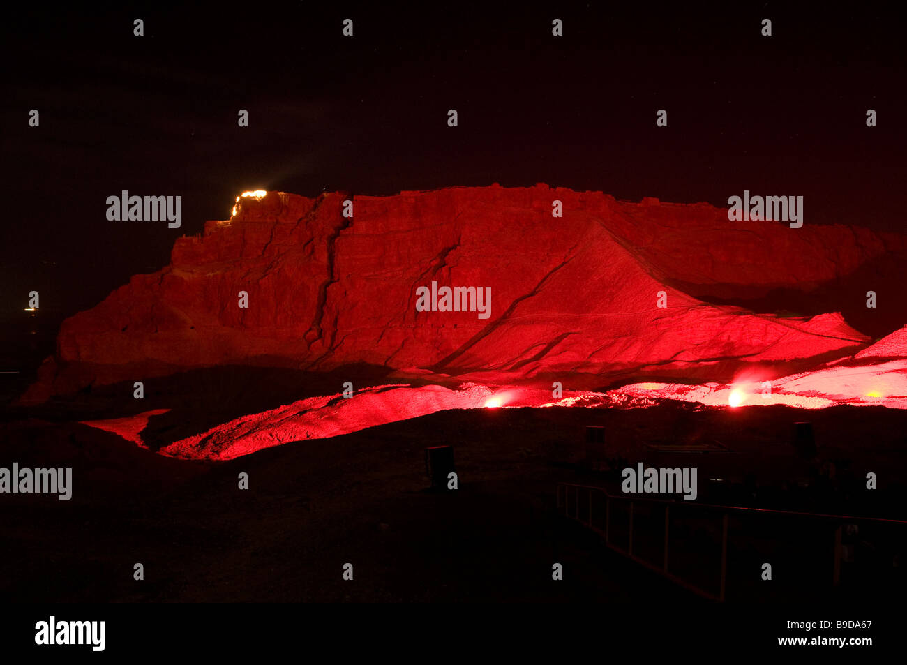 Masada antica fortezza illuminata di notte t durante il spettacolo di luci e suoni sud del deserto della Giudea Israele Foto Stock