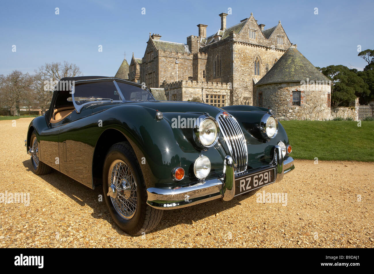 1954 la Jaguar XK140 fuori casa Palace, Beaulieu Foto Stock