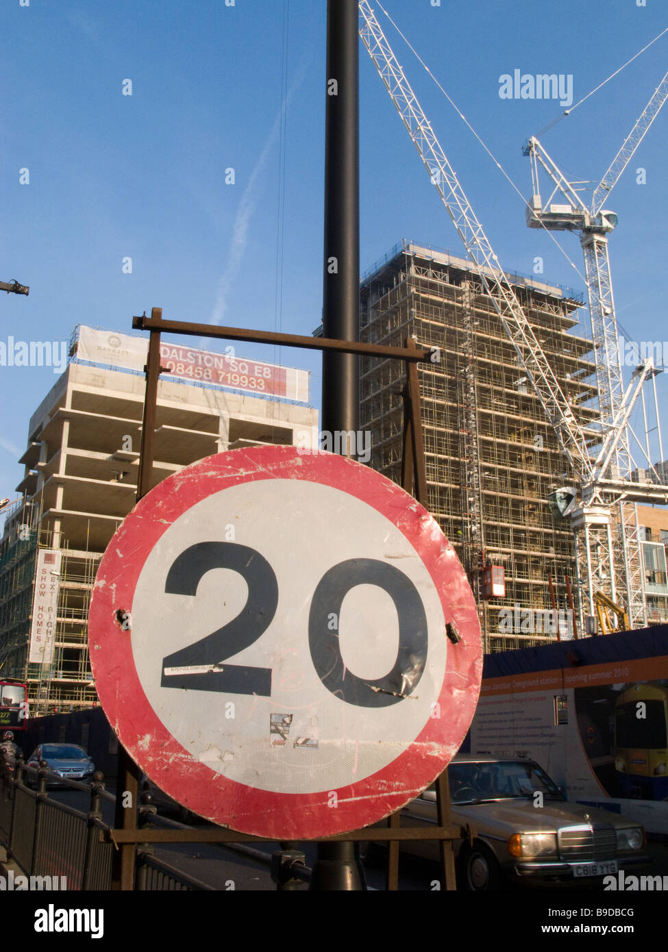 UK.20 miglia del limite di velocità dalla BARRATT NUOVE CASE, East London line extension,DALSTON,Hackney, Londra,Inghilterra Foto © Julio Etchart Foto Stock