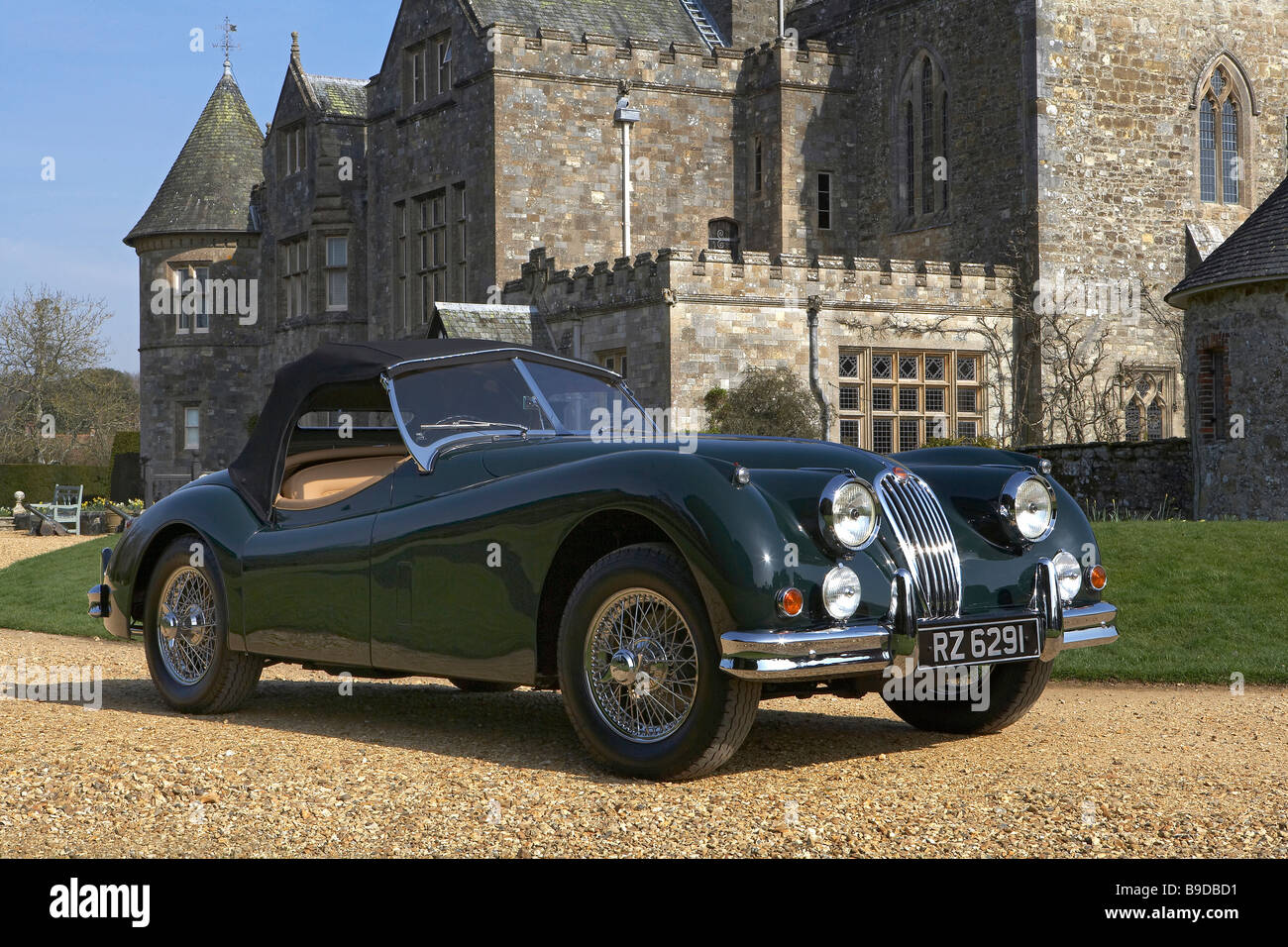 1954 la Jaguar XK140 fuori casa Palace, Beaulieu Foto Stock