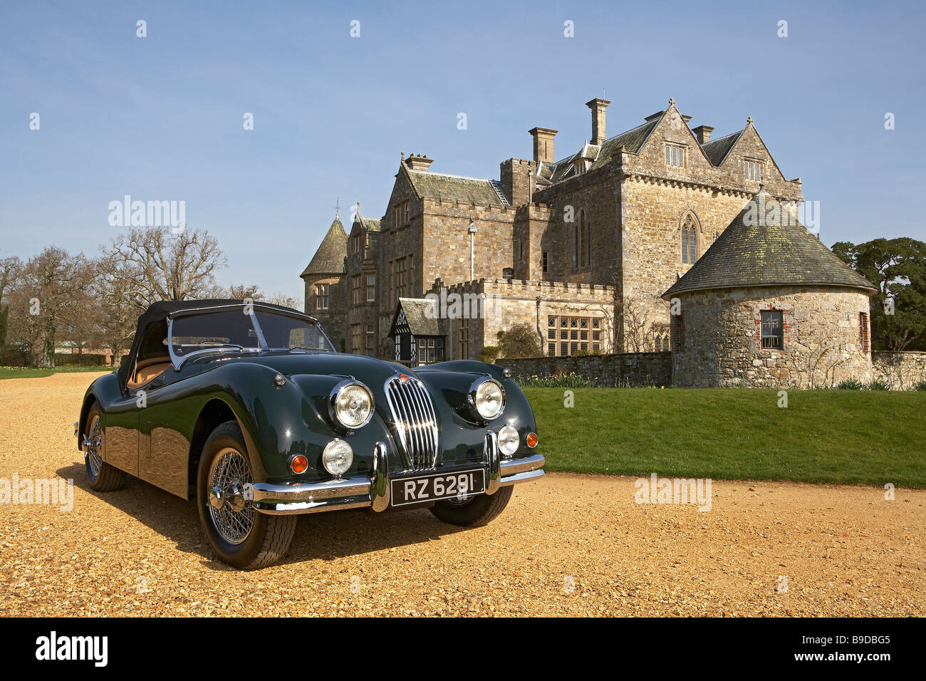 1954 la Jaguar XK140 fuori casa Palace, Beaulieu Foto Stock