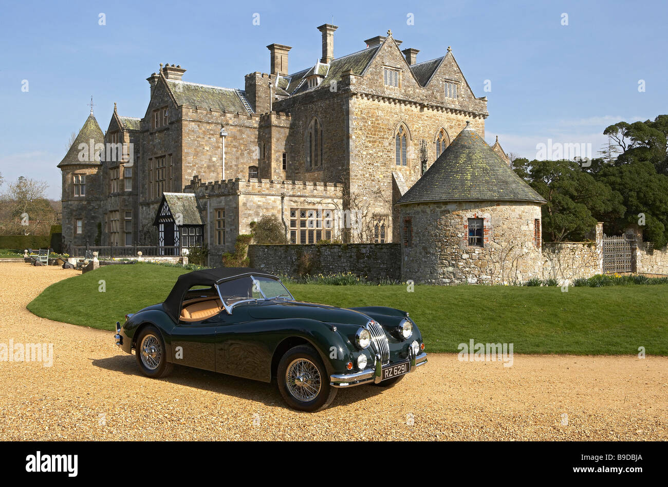 1954 la Jaguar XK140 fuori casa Palace, Beaulieu Foto Stock