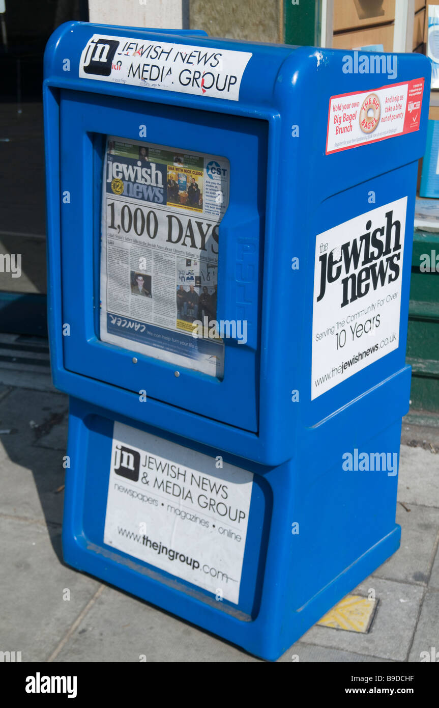 Regno Unito LondonJewish notizia carta macchina automatica a Golders Green, Londra Foto di Julio Etchart Foto Stock