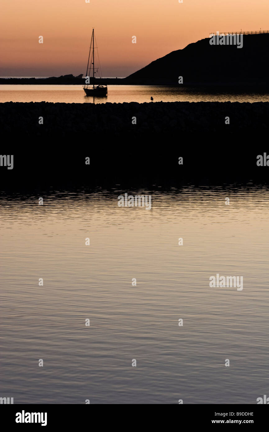 Barca a vela al tramonto, pilastro punto porto, California Foto Stock