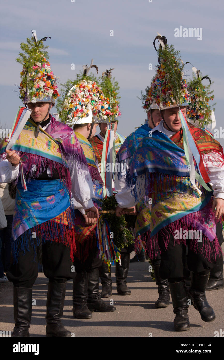 Maschere di Carnevale in Slovenia, Dobova. Le maschere rappresentano la fine dell inverno e l'inizio della primavera. Foto Stock