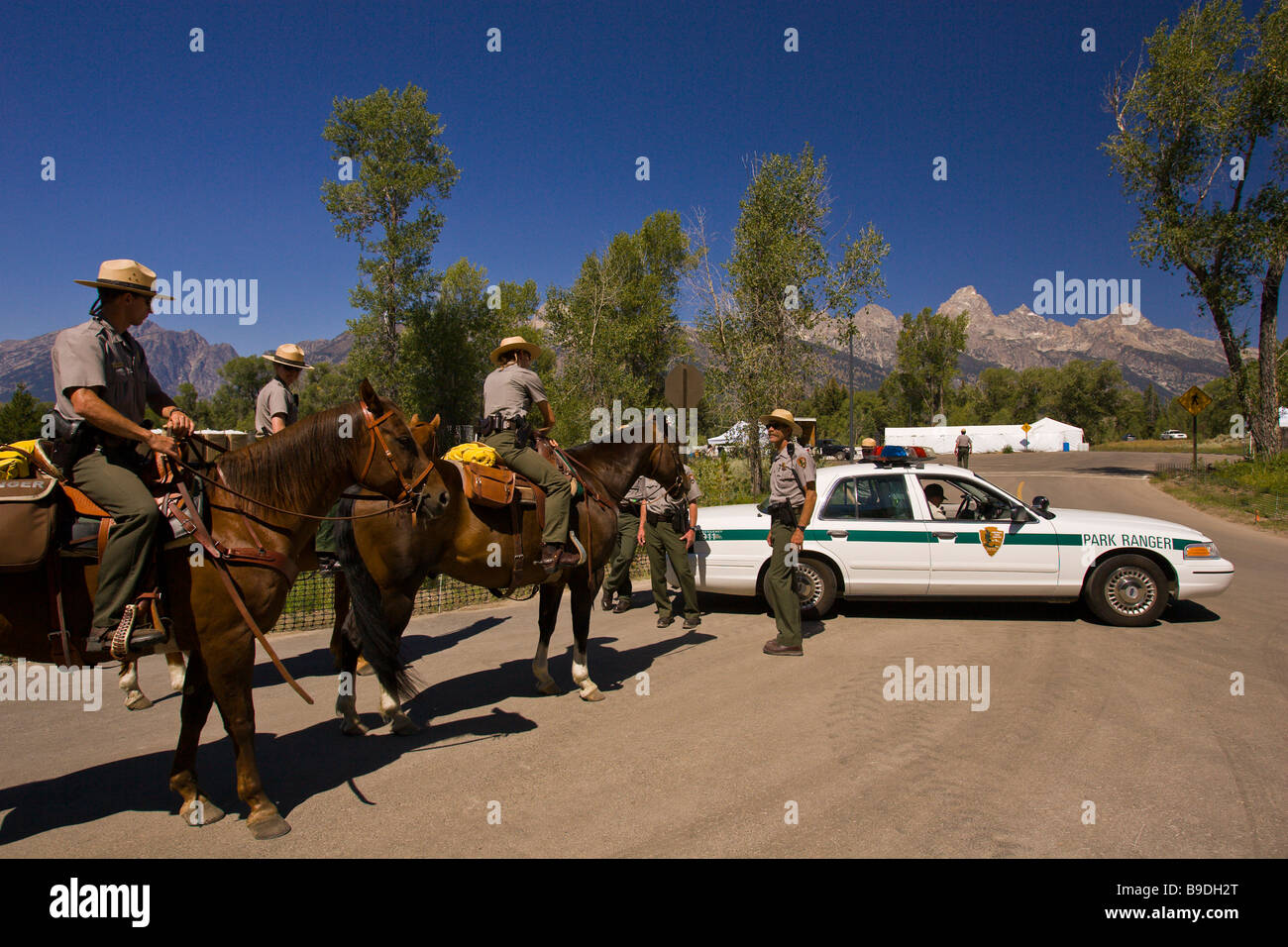 MOOSE WYOMING USA National Park Service rangers a cavallo e ranger auto nel Parco Nazionale di Grand Teton Foto Stock