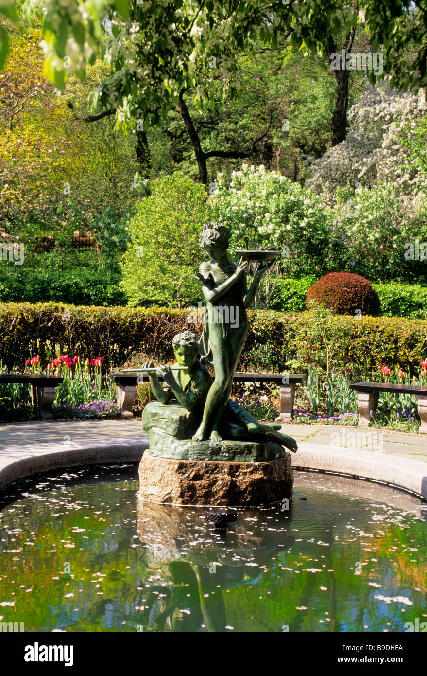 New York City, Central Park Conservancy. La fontana del Conservatory Garden nel Giardino dei bambini. Burnett Fountain in primavera. Foto Stock