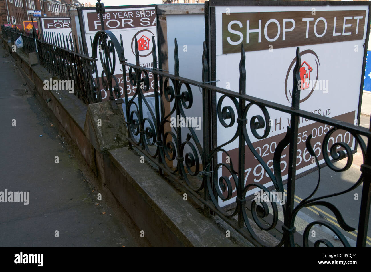 UK.Agenti Immobiliari "A LASCIARE" e per la vendita " segni negozi di cui sopra durante l'alloggiamento attuale crisi Foto di Julio Etchart Foto Stock