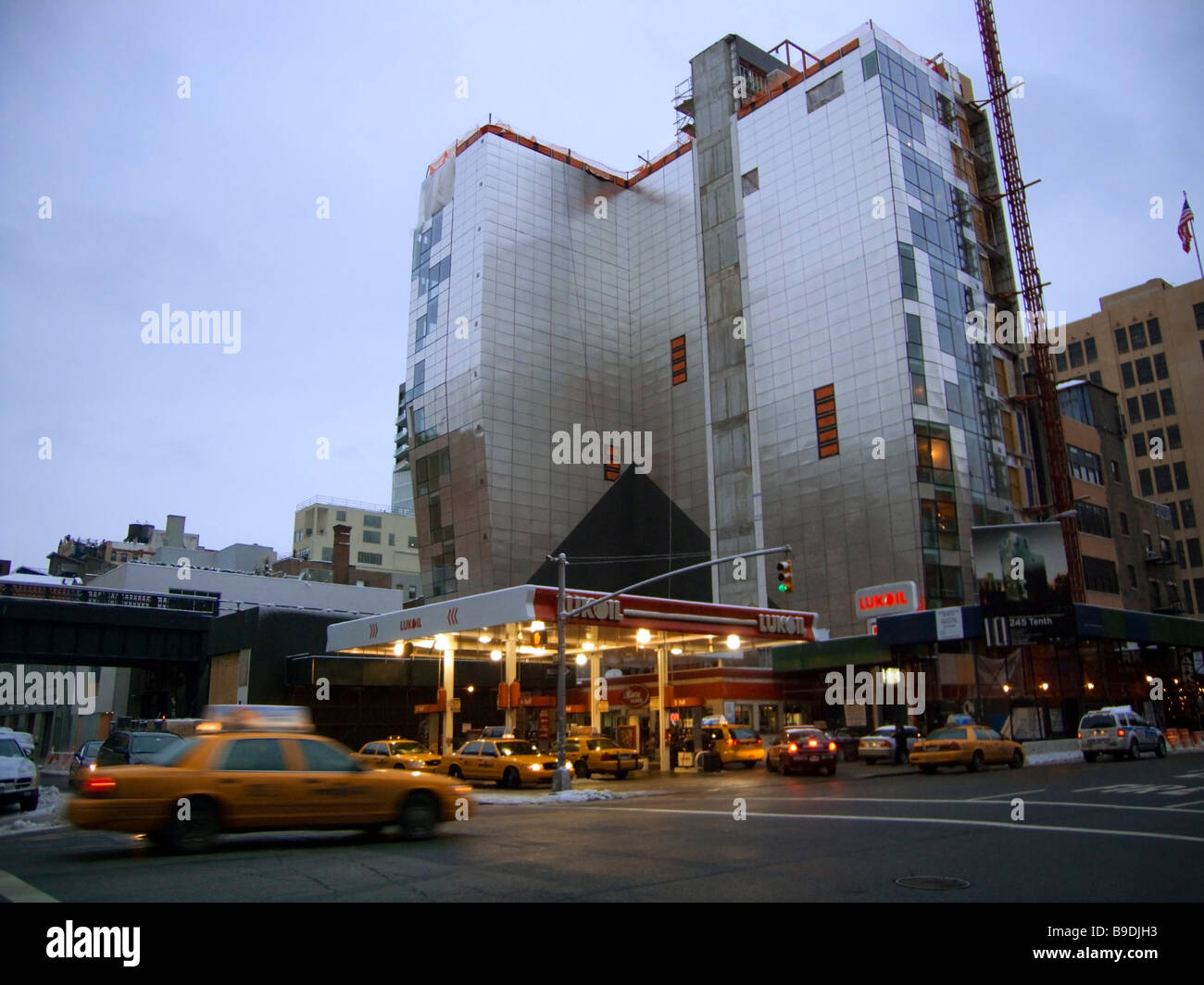 Un Lukoil Stazione di gas nel quartiere alla moda di West galleria di Chelsea District di New York Foto Stock