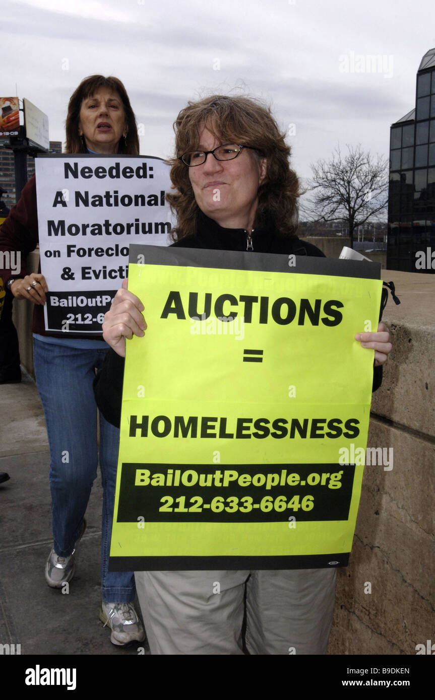 I membri di bail out il movimento di persone protesta di fronte il Jacob Javits Convention Center di New York Foto Stock