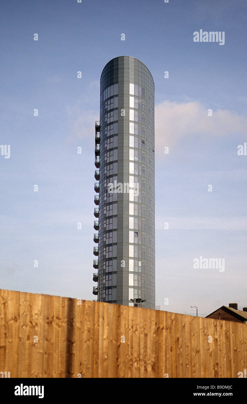 A Stratford, a est di Londra. L'Occhio di Stratford torre, visto oltre il recinto di temporanea opere circostante alla stazione di Stratford. Foto Stock