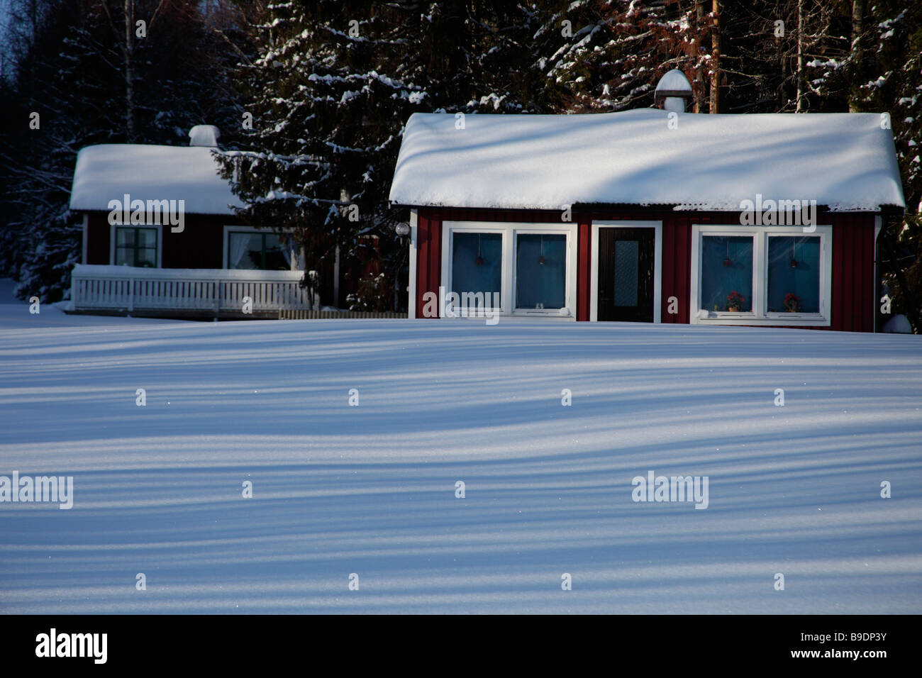 Holiday Cottages in inverno. Paesaggio rurale nel Patrimonio Mondiale UNESCO area Kusten Hoega / Costa Alta in Svezia Foto Stock