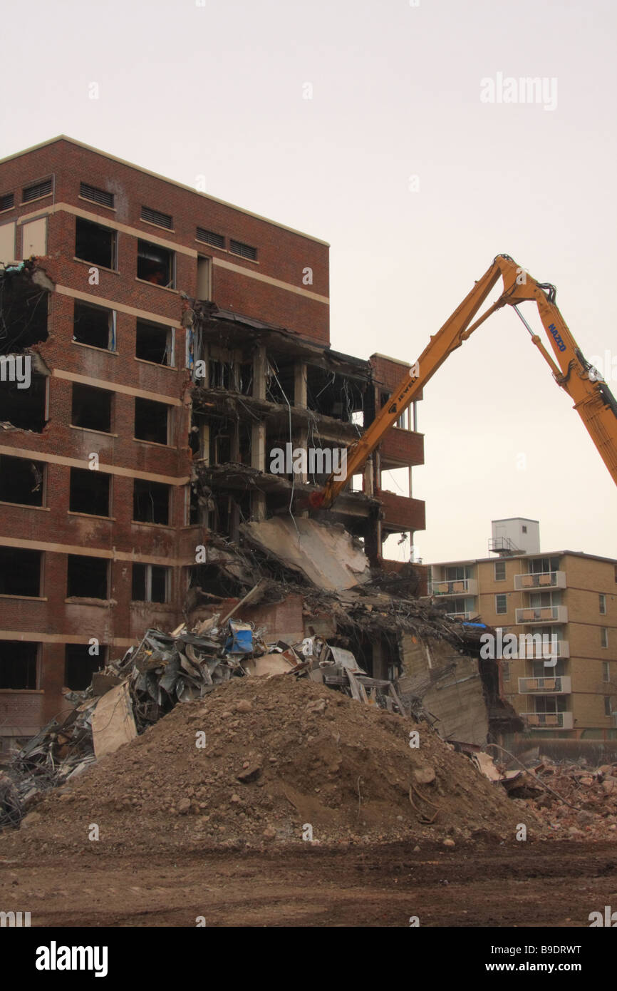 La demolizione di un edificio per uffici a Calgary Foto Stock