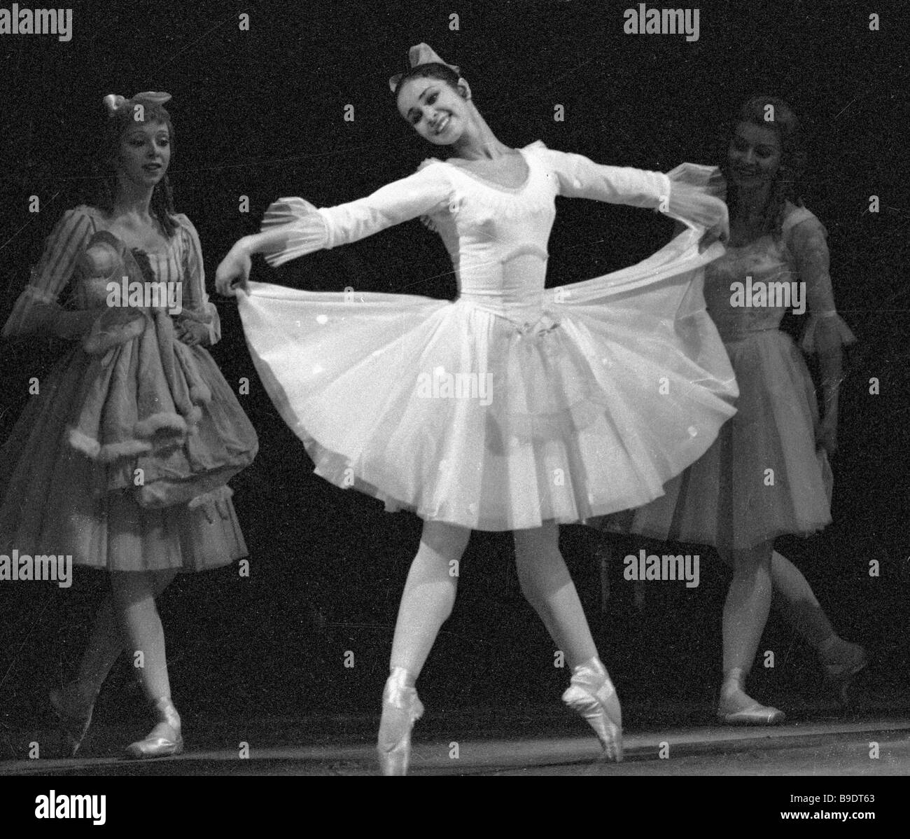 Ballerina Nadezhda Pavlova come Masha in Pyotr Tchaikovsky s balletto  Schiaccianoci in Teatro Bolshoi Foto stock - Alamy