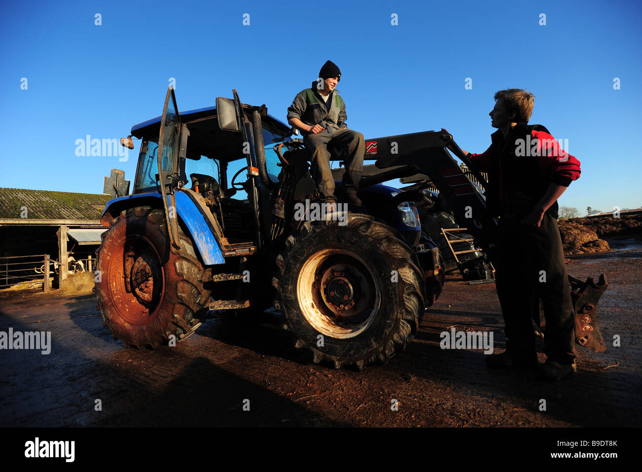 Gli studenti a scuola Brymore in Cannington vicino Bridgwater Somerset in piedi con un trattore Foto Stock