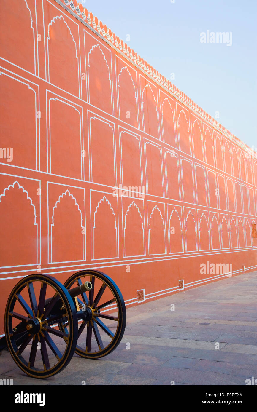 Il vecchio cannone davanti a una parete, City Palace Jaipur, Rajasthan, India Foto Stock