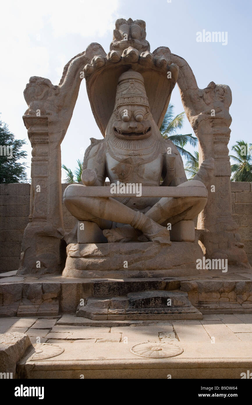 Statua del dio Narasimha in un tempio, Lakshmi Narasimha tempio, Hampi, Karnataka, India Foto Stock