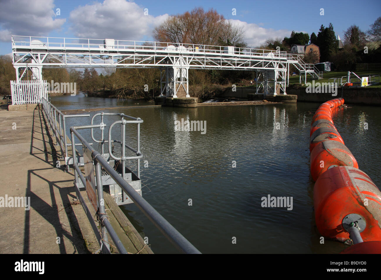 Spia arancione paracarri per naviganti canoisti bloccare white saracinesca fiume medway east farleigh difesa flood kent england regno unito Foto Stock