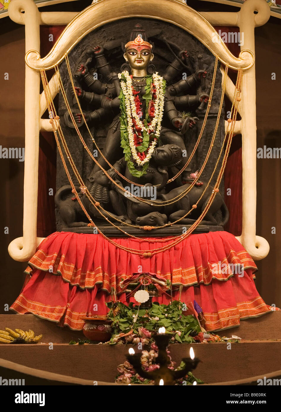La statua della dea Kali in un tempio, Calcutta, West Bengal, India Foto Stock