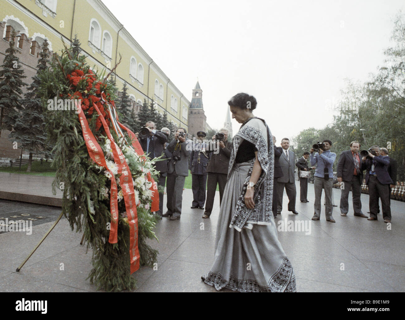 Primo Ministro indiano Indira Gandhi la posa di una corona al Milite Ignoto tomba durante la sua visita all'URSS Foto Stock