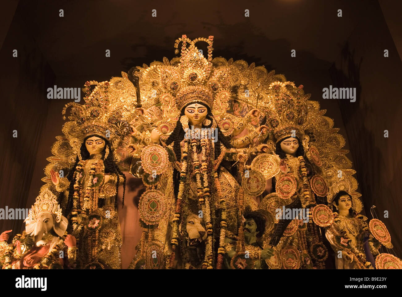 La statua della dea Durga in un tempio, Calcutta, West Bengal, India Foto Stock