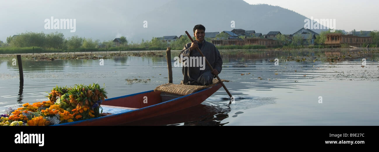 Uomo che vendono fiori in una barca, dal lago, Srinagar, Jammu e Kashmir India Foto Stock