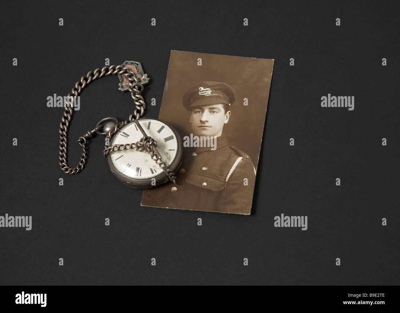 Fotografia di un grande veterano di guerra e il vecchio orologio da tasca Foto Stock