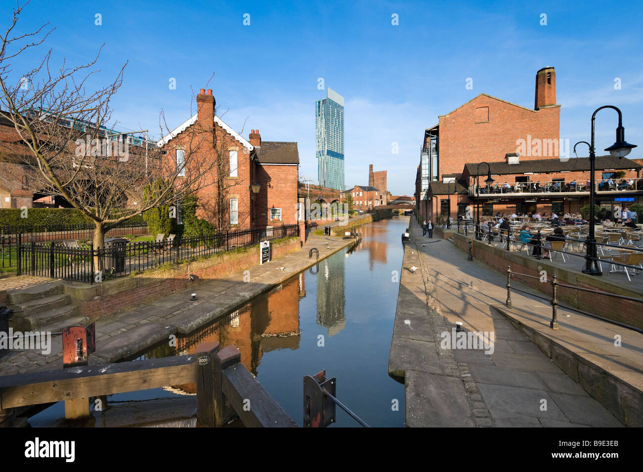La caffetteria e il bar nel ristrutturato banca Canale di Beagle zona di Castlefield con la torre Beameth nella distanza, Manchester, Inghilterra Foto Stock
