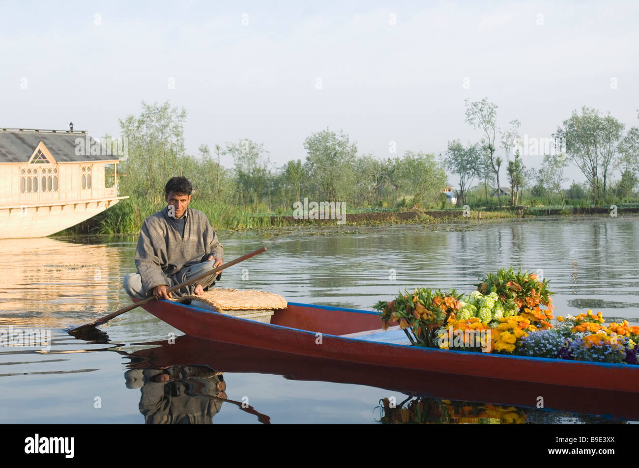 Uomo che vendono fiori in una barca, dal lago, Srinagar, Jammu e Kashmir India Foto Stock