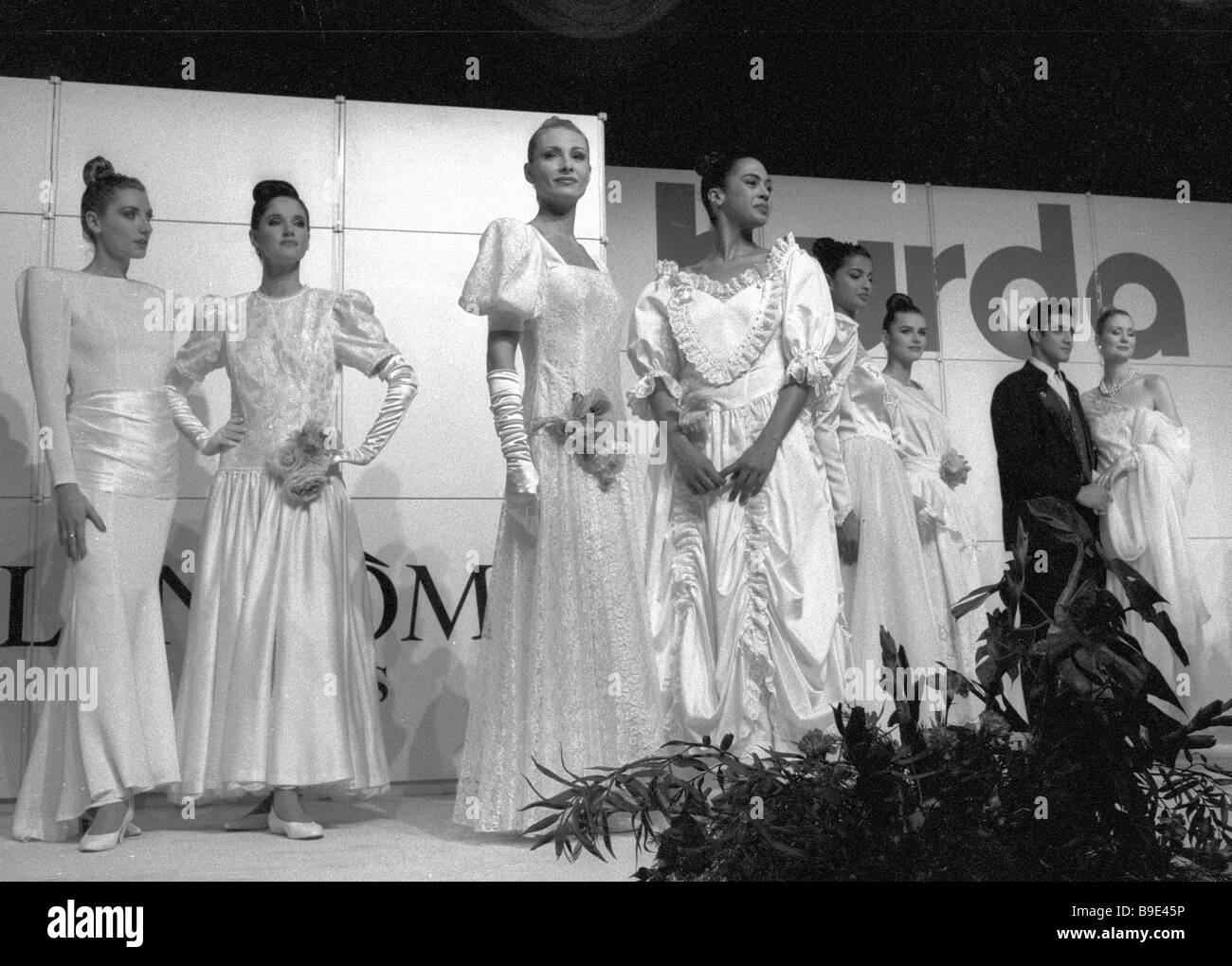 Dimostrando i modelli di abiti da sposa a un fashion show organizzato da  ovest rivista tedesca Burda Foto stock - Alamy