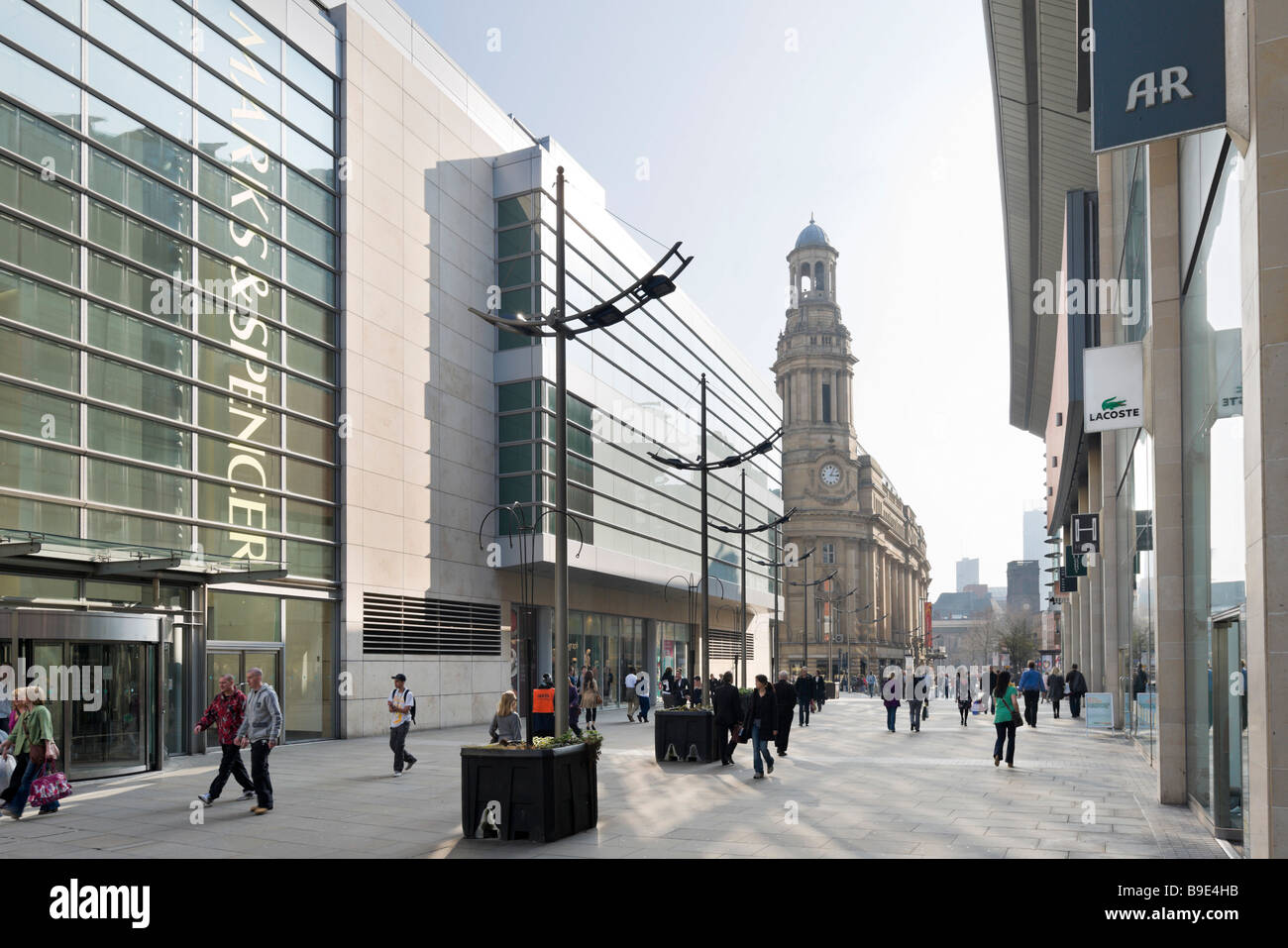 Maggiori negozi e grandi magazzini di nuova Cattedrale strada guardando verso il Royal Exchange Theatre, Manchester, Inghilterra Foto Stock