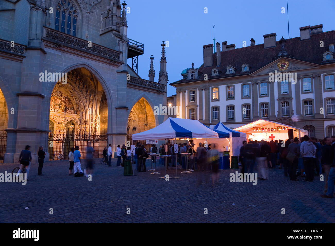 Evento sulla piazza di Munster nella serata città vecchia Berna Cantone di Berna Svizzera Foto Stock