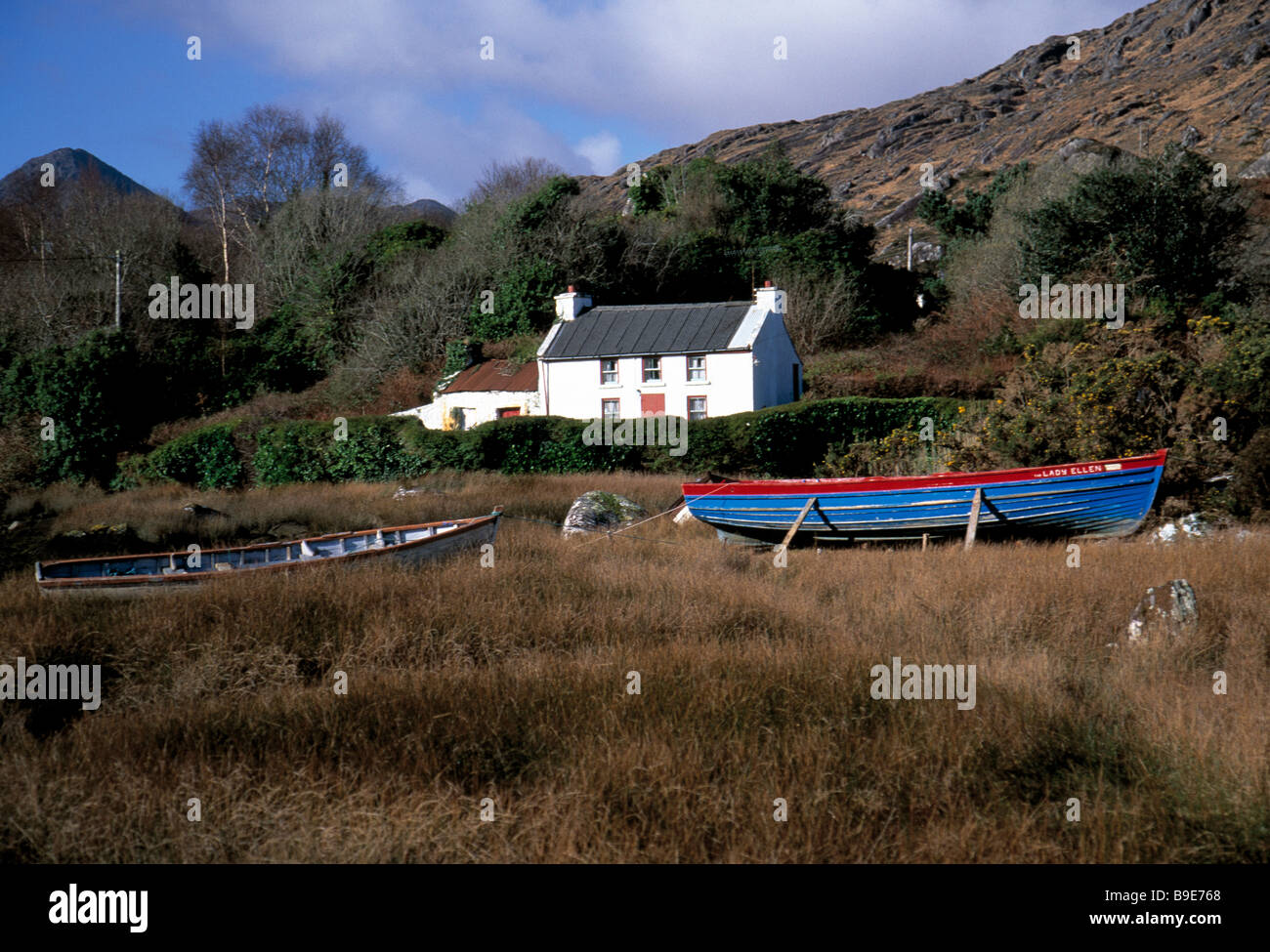 Casa di abitazione nascosto in Irlanda costa atlantica, la bellezza della natura, Foto Stock