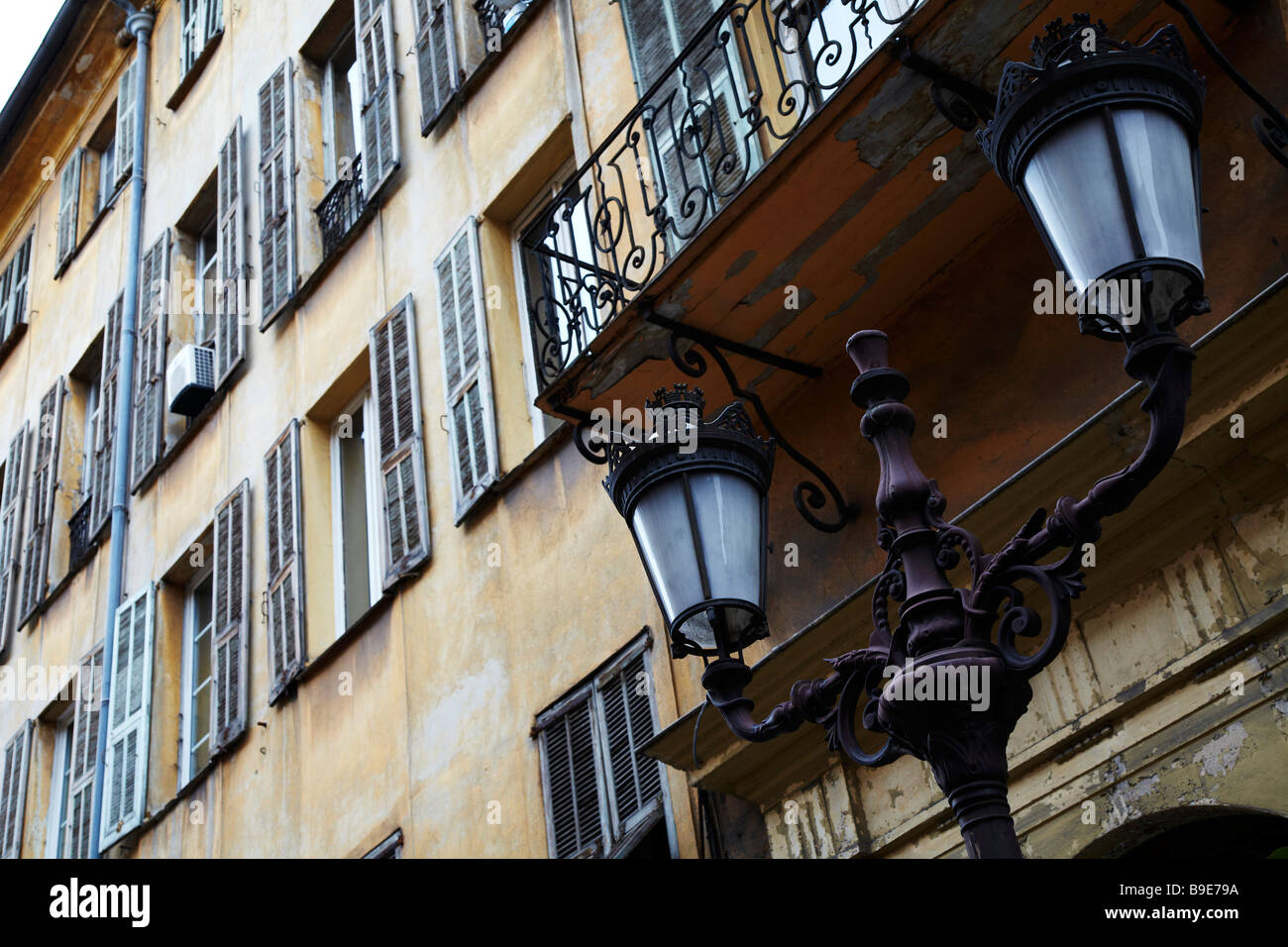 Gli edifici di vecchia costruzione, strade strette, centro storico di Nizza Foto Stock