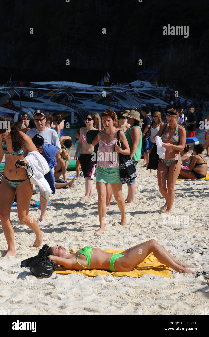 La folla di turisti che arrivano su Maya Beach l'isola di Phuket Thailandia Foto Stock