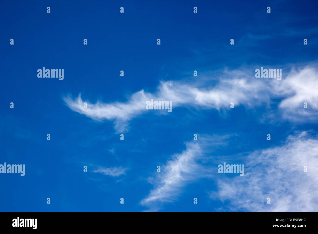 Puffy bianche nuvole su Colorado blue sky giorno Foto Stock