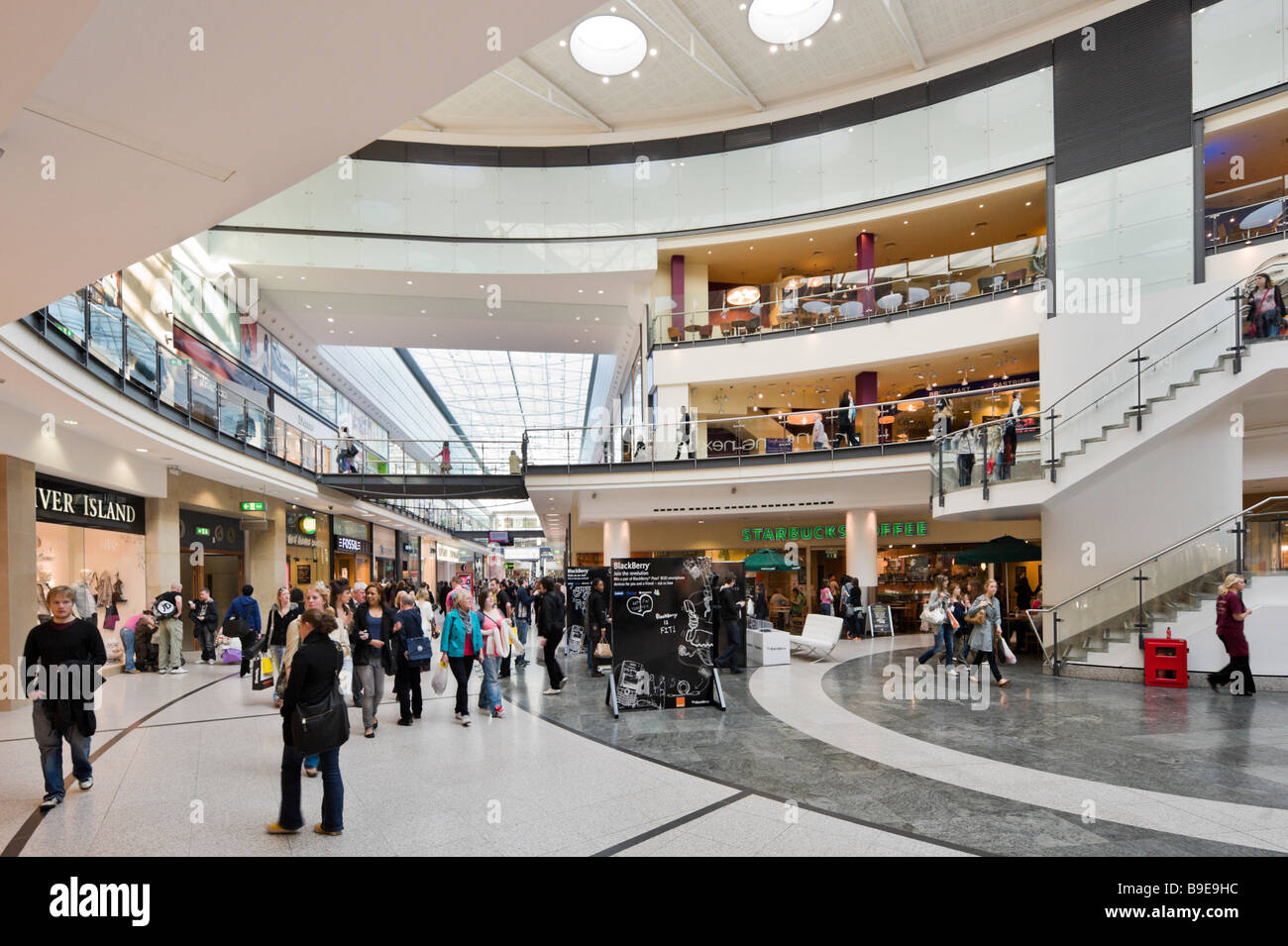 Negozi e negozi nel centro commerciale Arndale, Manchester, Inghilterra Foto Stock
