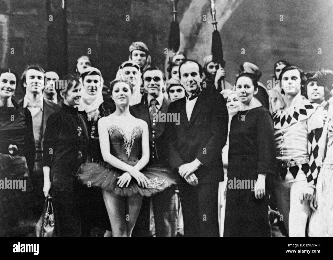 Il francese ballerina Roland Petit 93a sinistra e una troupe di Kirov Opera  e Balletto Leningrado San Pietroburgo Foto stock - Alamy