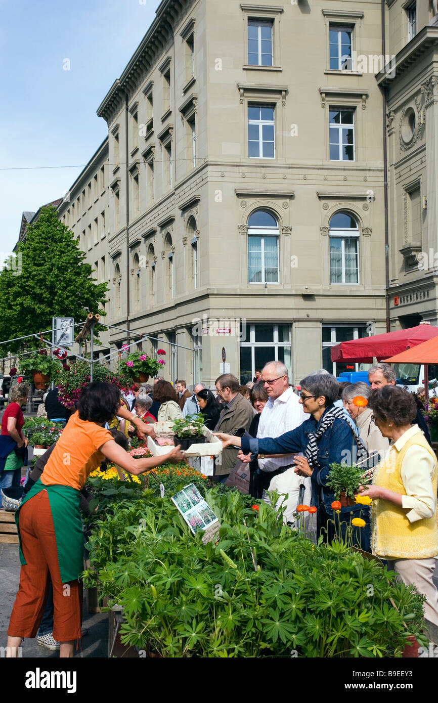 Persone che passeggiano su mercato a Bundesplatz federal Piazza Città Vecchia Berna Cantone di Berna Svizzera Foto Stock