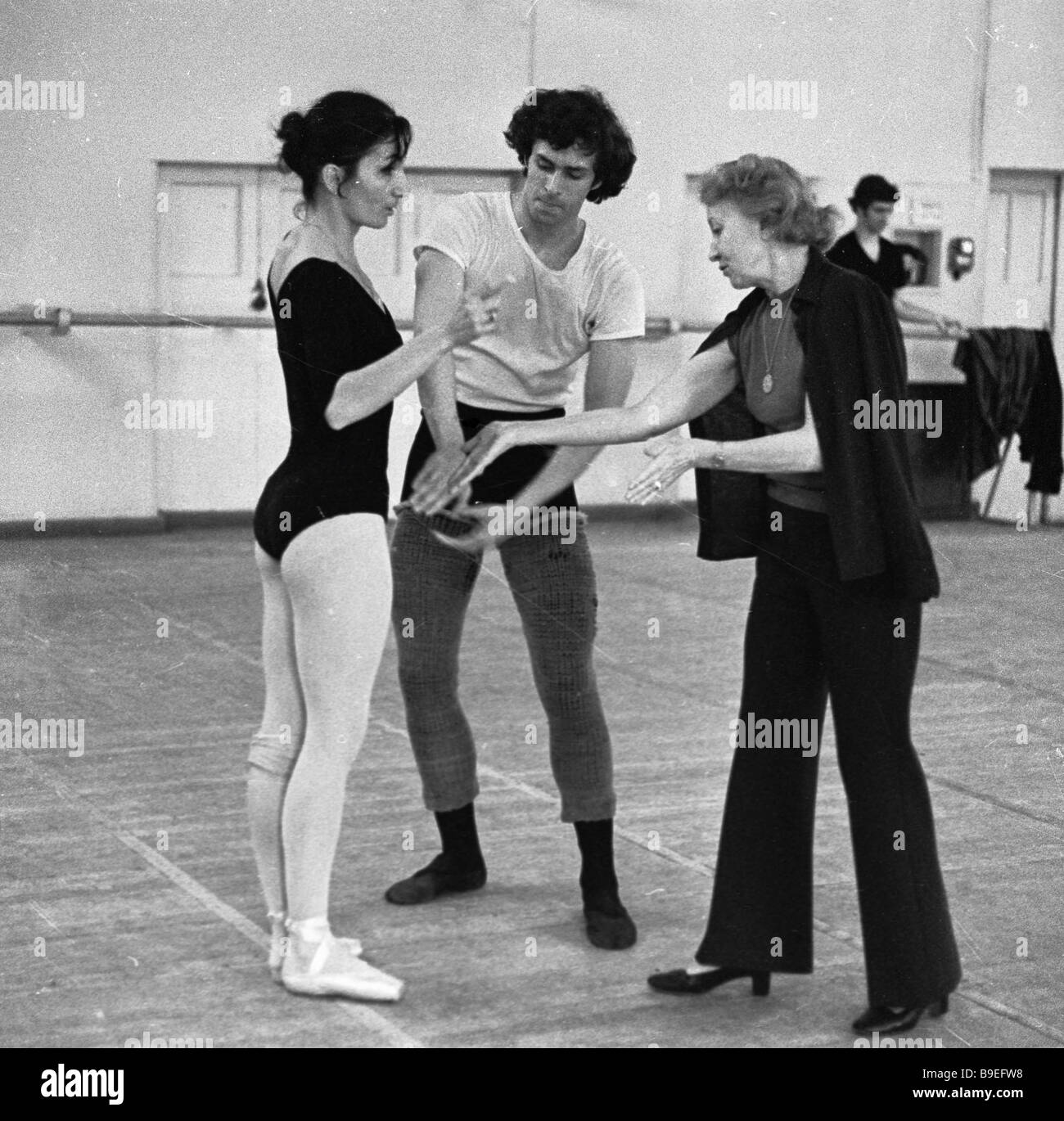 Celebre ballerina sovietica Galina Ulanova destra ripassando con giovani  danzatori Bolshoi Svetlana Adyrkhayeva sinistra e Alexander Foto stock -  Alamy