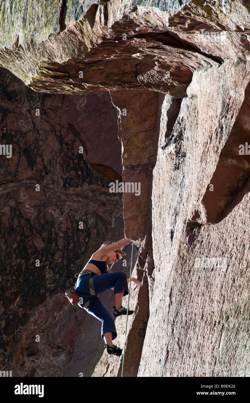 Sarah Koontz si arrampica per le scogliere di Eldorado Canyon State Park, Eldorado Springs, Colorado. Foto Stock