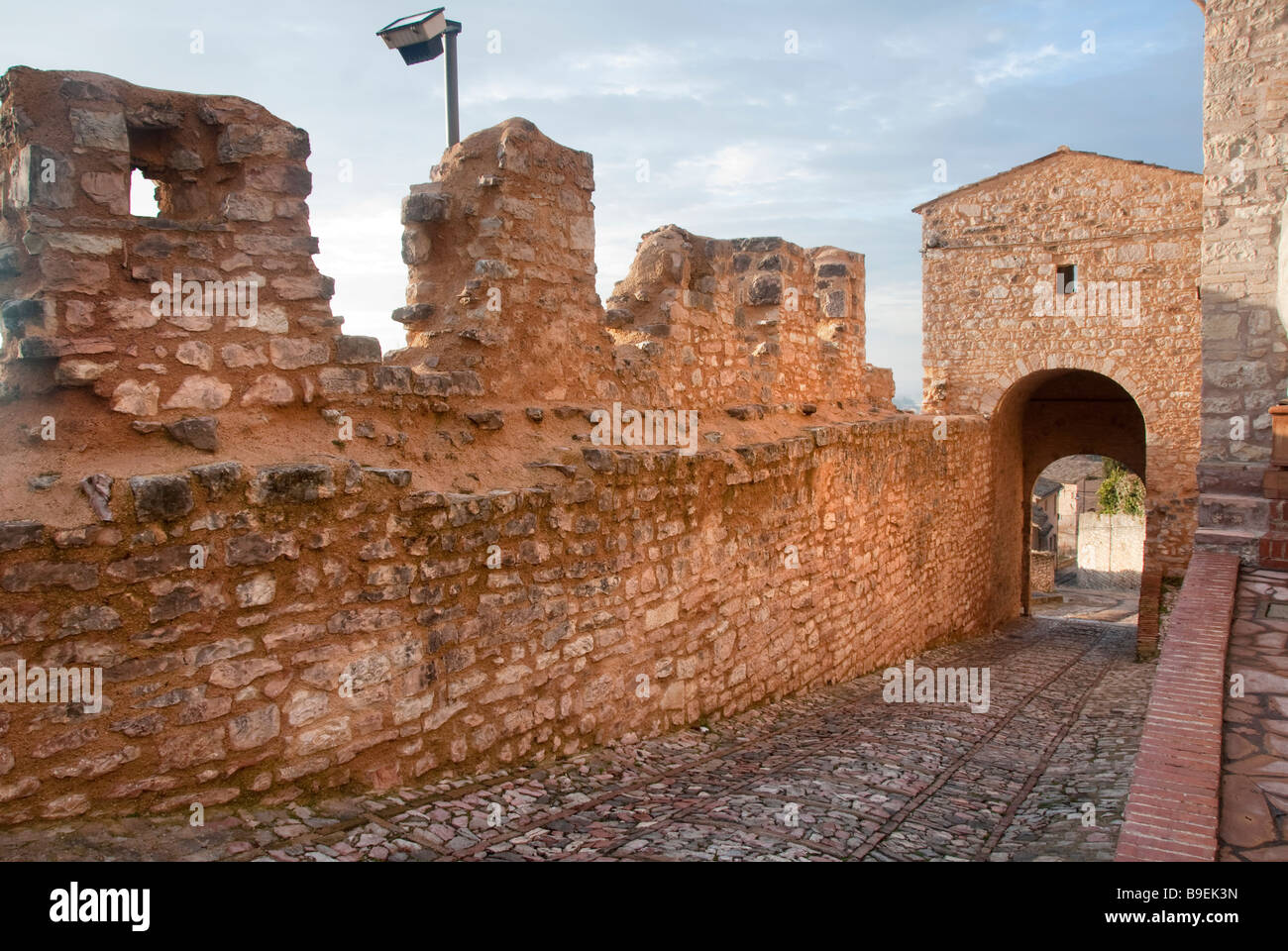 Parte inferiore della porta di Venere e le antiche mura, recentemente restaurato, della cittadina umbra di Spello Foto Stock