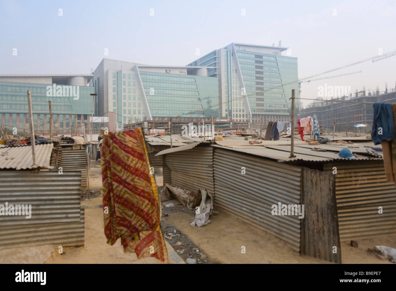 India Gurgaon Tech center 50km da Delhi lavoratori edili baraccopoli Foto Stock